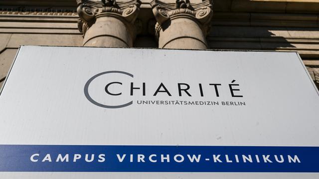 Ein Schild mit der Aufschrift „Charité Universitätsmedizin Berlin, Campus Virchow-Klinikum".