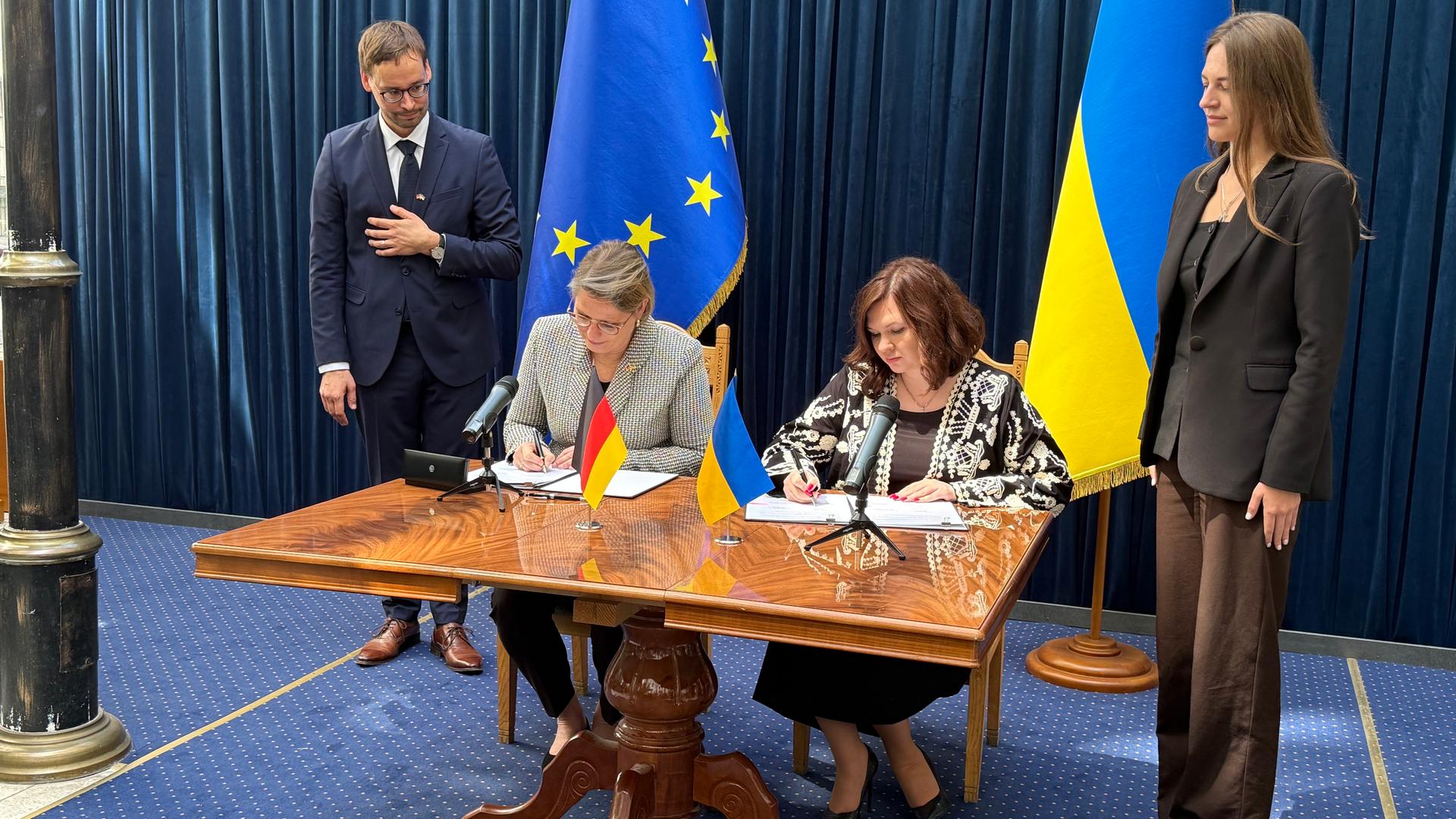 Kiew: Bundesjustizministerin Stefanie Hubig (2. v.l., SPD) unterzeichnet mit der kommissarischen ukrainischen Justizministerin, Ljudmyla Suhak (2.v.r.) ein gemeinsames Arbeitsprogramm.