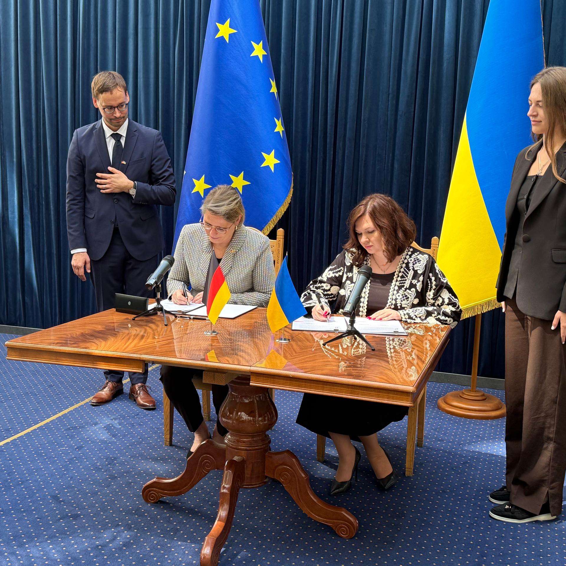 Kiew: Bundesjustizministerin Stefanie Hubig (2. v.l., SPD) unterzeichnet mit der kommissarischen ukrainischen Justizministerin, Ljudmyla Suhak (2.v.r.)  ein gemeinsames Arbeitsprogramm.
