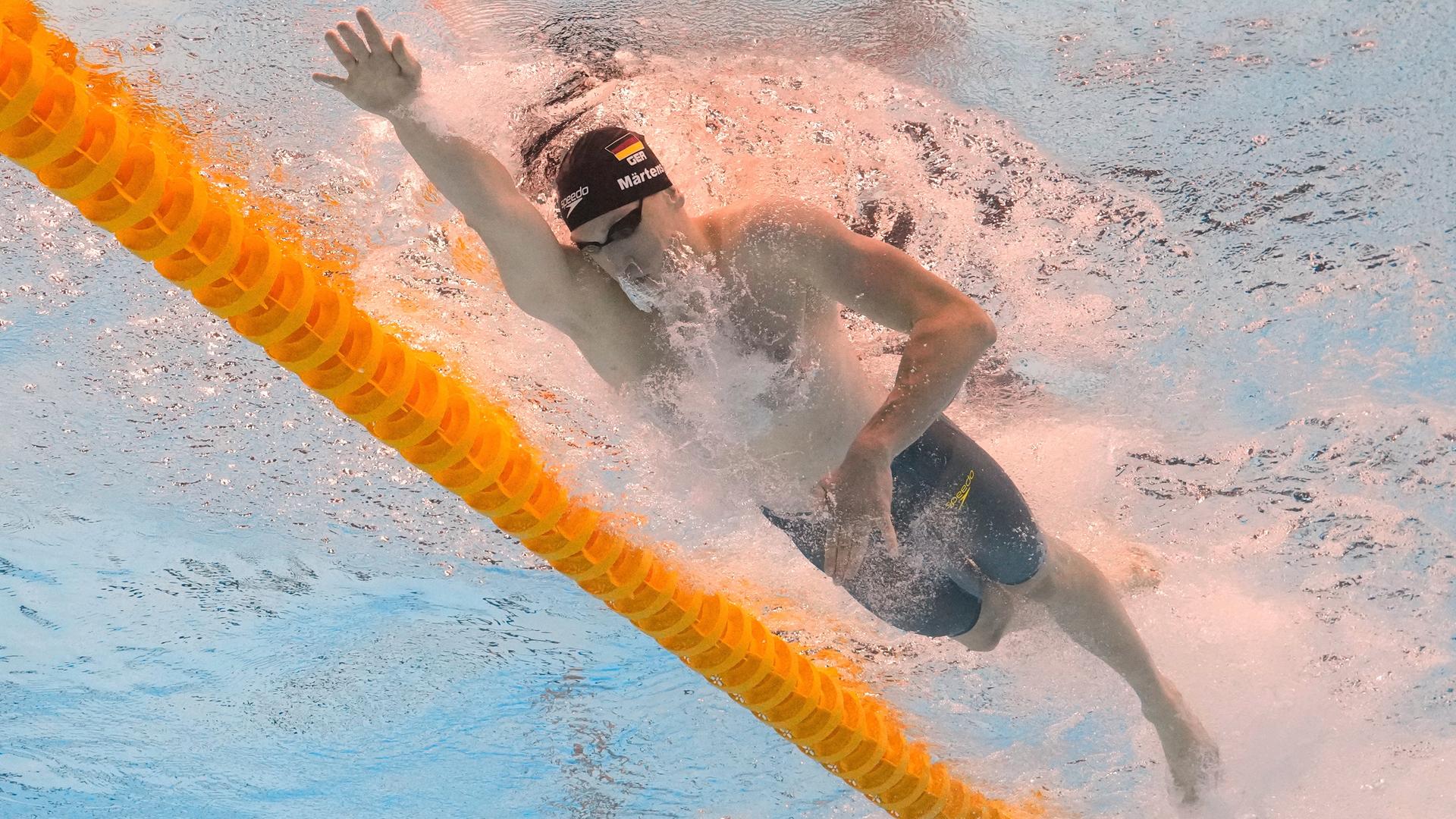 Lukas Märtens unter Wasser fotografiert auf seiner Schwimmbahn