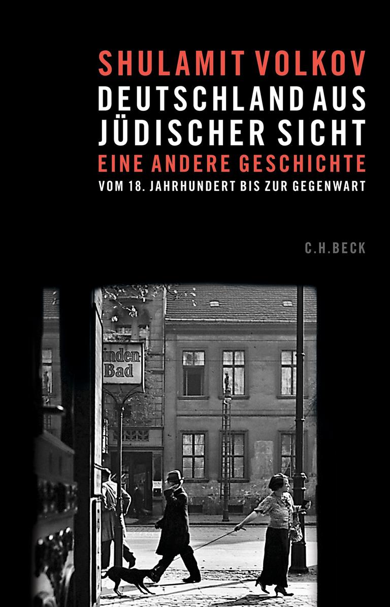 Cover des Buchs "Deutschland aus jüdischer Sicht" von Shulamit Volkov: Das Cover zeigt unten ein Schwarzweißfoto einer historischen Straßenszene. Darüber stehen vor schwarzem Hintergrund in roten und weißen Großbuchstaben der Name der Autorin und der Buchtitel.