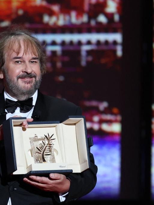 Das Foto zeigt den neuseeländischenRegisseur Peter Jackson mit der Ehrenpalme 