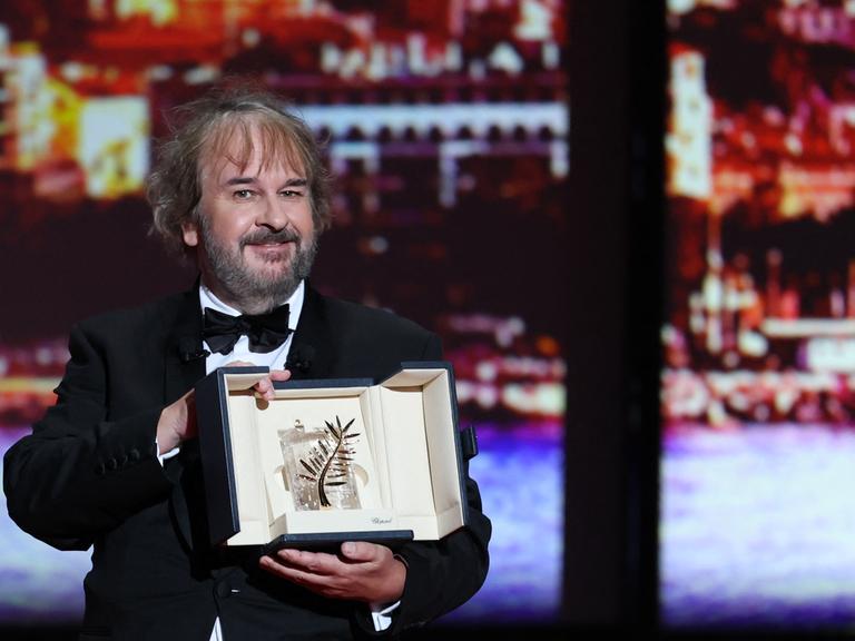 Das Foto zeigt den neuseeländischenRegisseur Peter Jackson mit der Ehrenpalme 