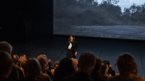 Christiane Jatahy bei der Aufführung von "The Lingering Now" bei den Kunstfestspielen Herrenhausen.