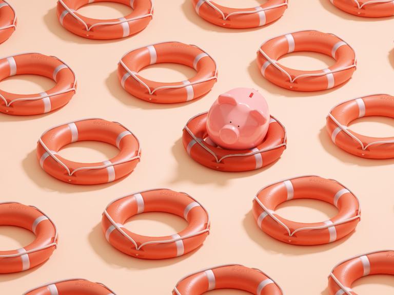 Bild eines einzelnen Sparschweins in einem Rettungsring, wobei der Rest des Bildes auf champagnerfarbenem Hintergrund von einem Gittermuster leerer Rettungsringe bedeckt ist.