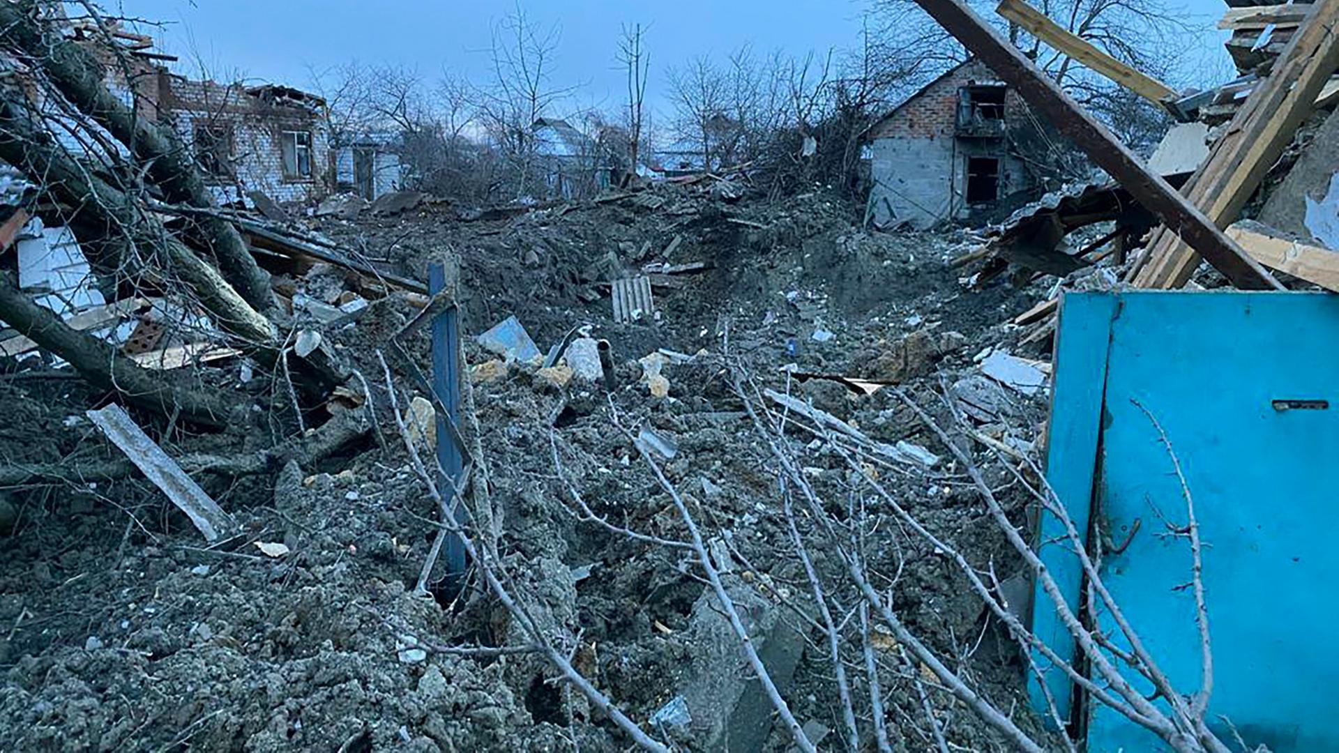 Ein nach einem russischen Angriff völlig zerstörtes Haus nahe Kiew in der Ukraine.