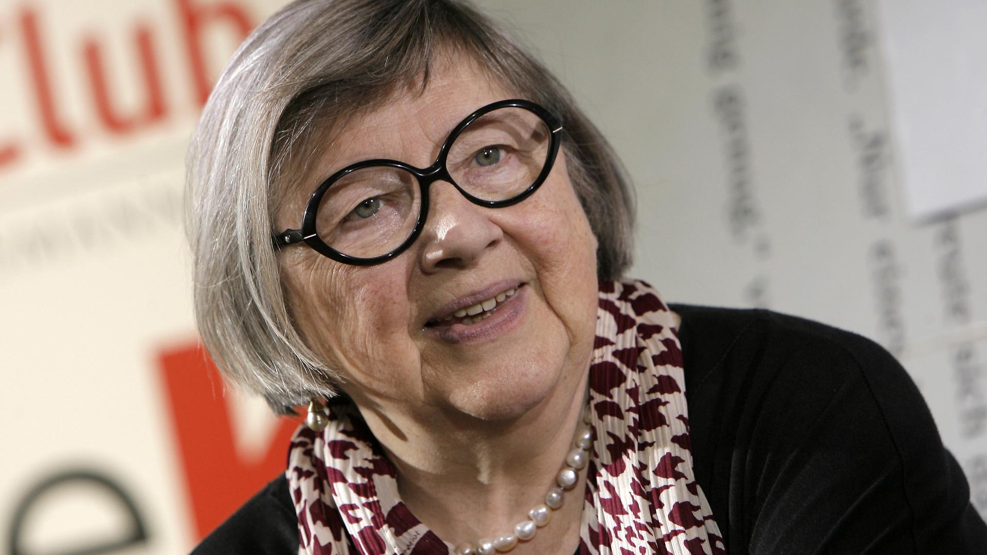 Die deutsche Schriftstellerin Sybil Gräfin Schönfeldt, aufgenommen am 12.10.2007 auf der Internationalen Frankfurter Buchmesse, ist nun im Alter von 95 Jahren gestorben