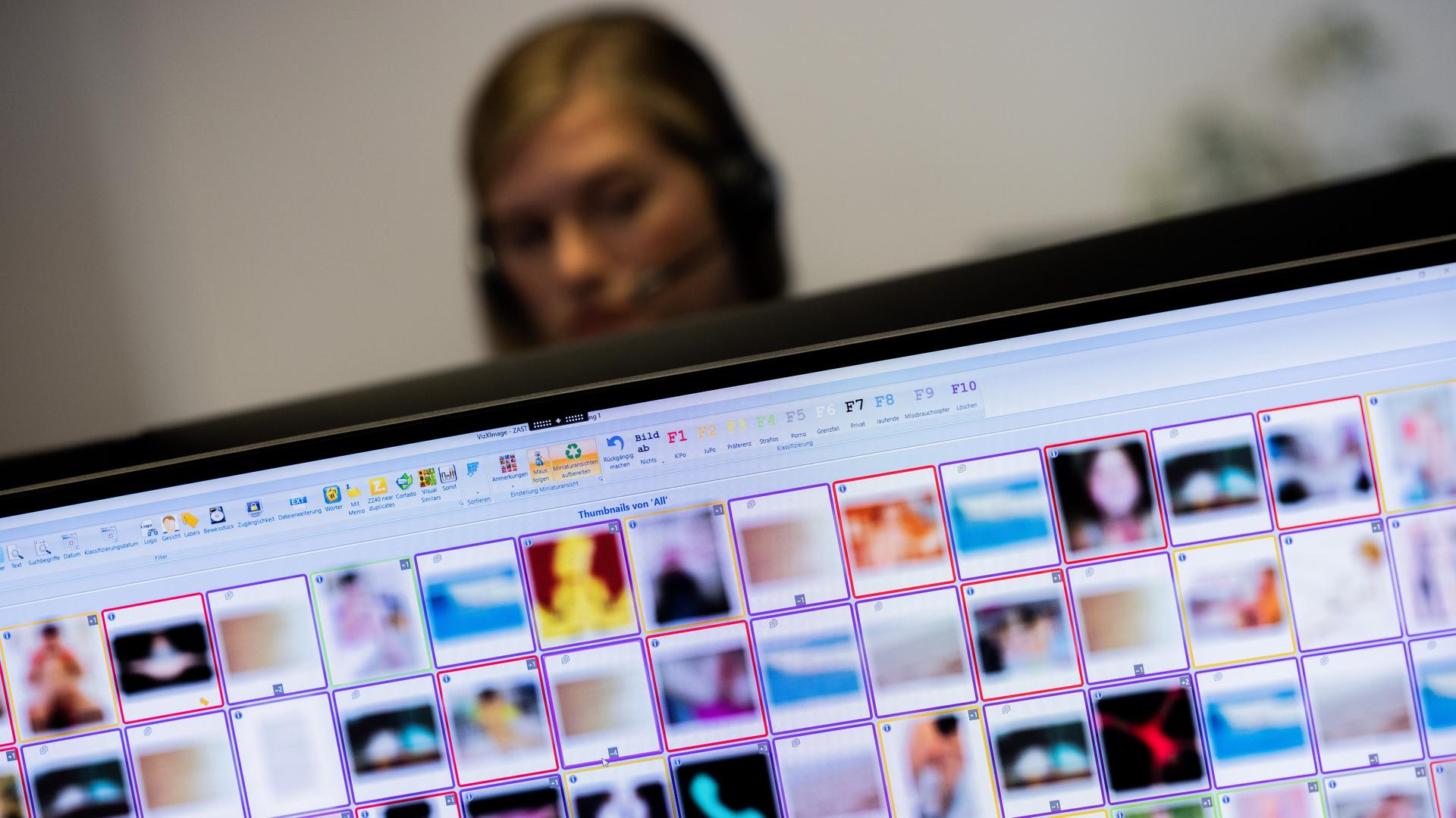 Eine Ermittlerin sitzt vor Monitoren mit unkenntlich gemachten Fotografien, die teilweise sexuellen Missbrauch zeigen, am Hinweistelefon im Landeskriminalamt.