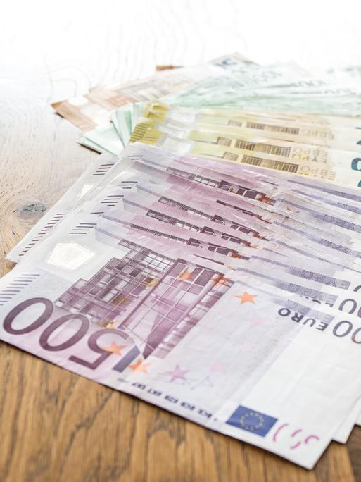 Mehrere tausend Euros in Bargeld mit den Werten von 500 Euro, 200 Euro, 100 Euro und 50 Euro liegen aufgereiht auf einem Tisch