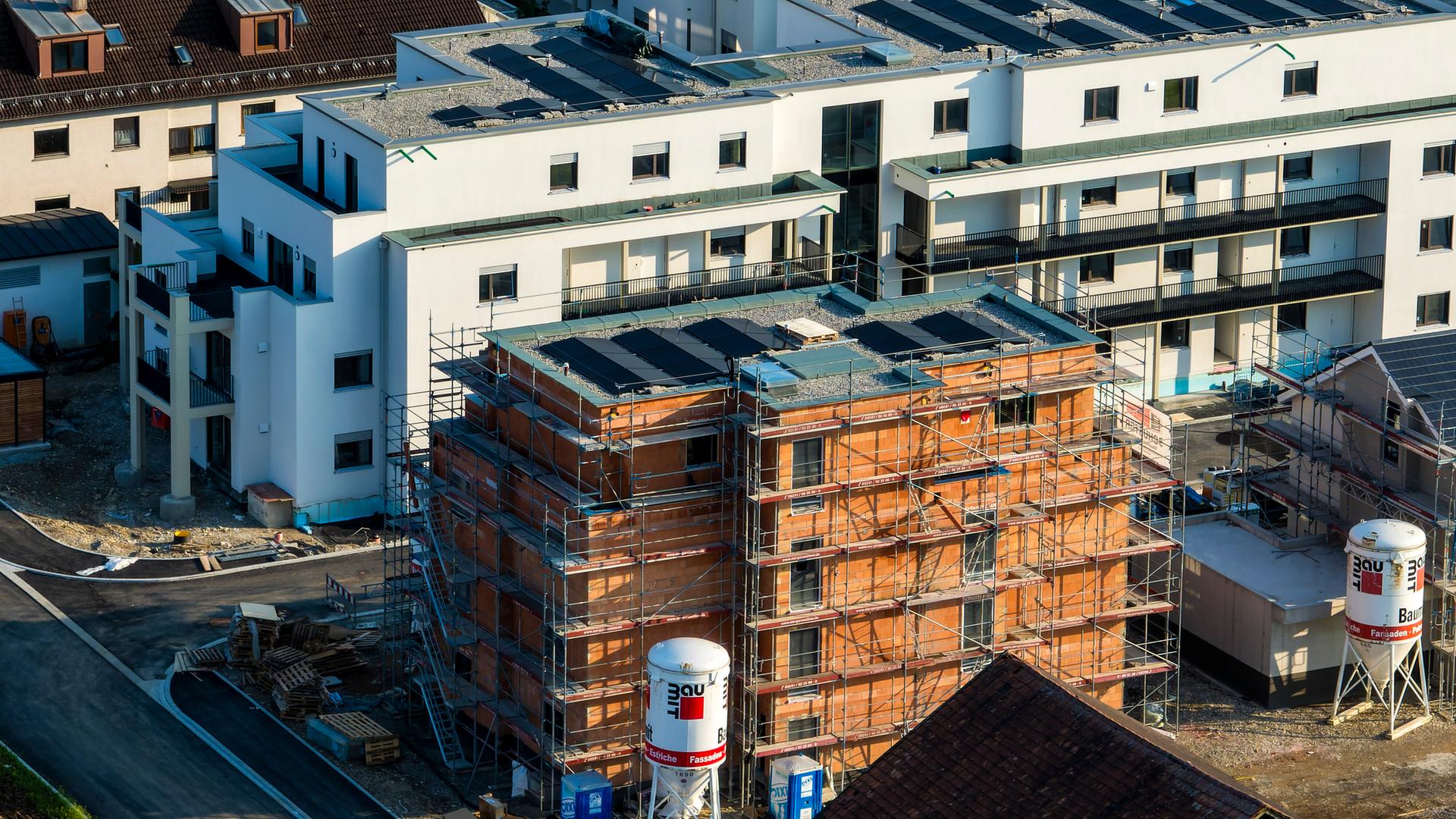 Luftbild einer Baustelle eines Mehrfamilienhauses Luftbild einer Baustelle eines Mehrfamilienhauses