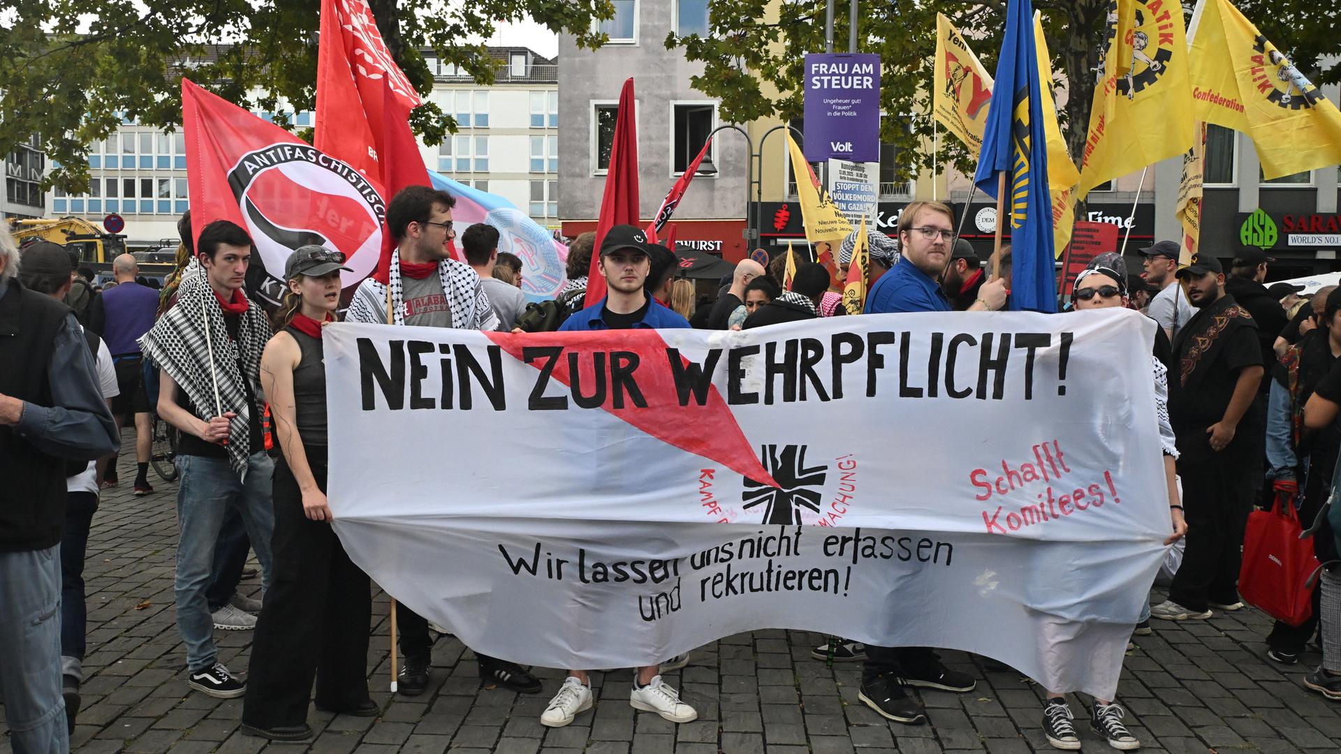 Demonstranten halten ein Banner mit der Aufschrift "Nein zur Wehrpflicht!". 