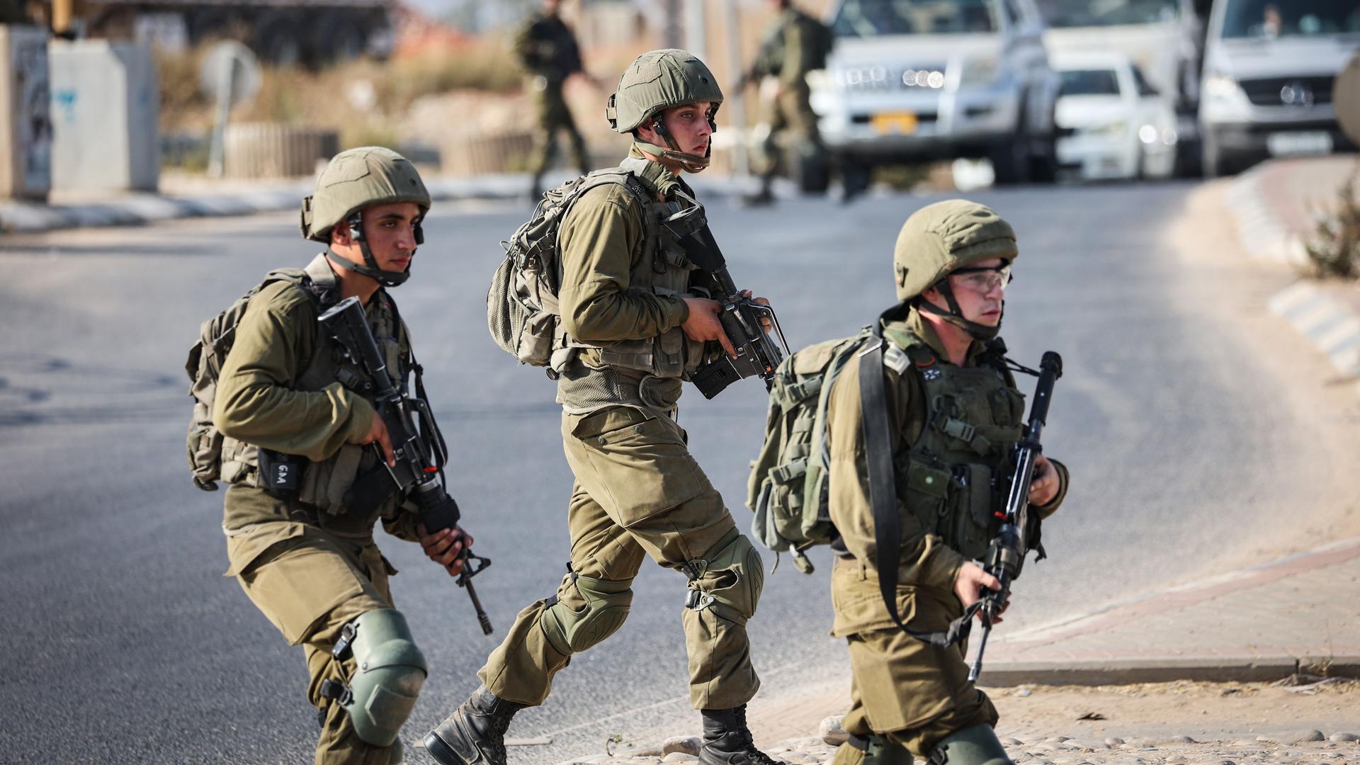Palästinensische Gebiete, Huwara: Israelische Soldaten blockieren eine Straße im Westjordanland.