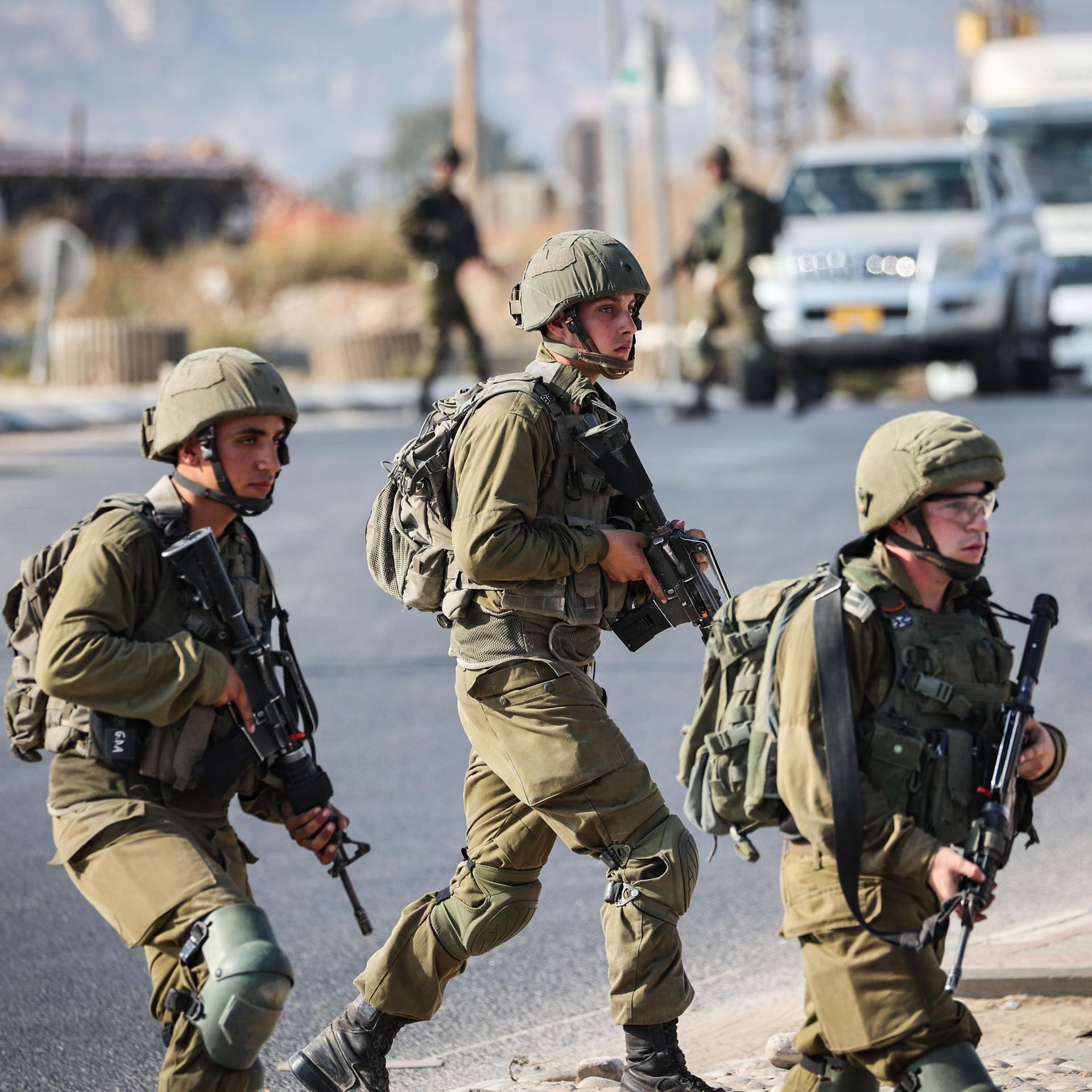 Palästinensische Gebiete, Huwara: Israelische Soldaten blockieren eine Straße im Westjordanland.