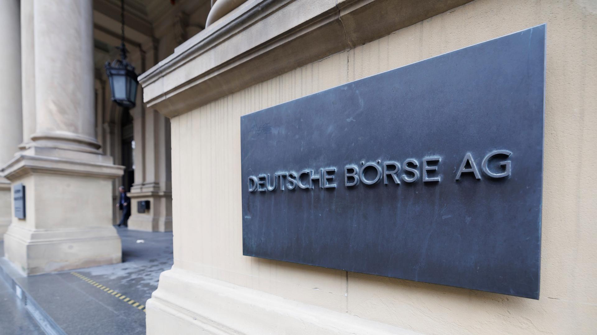 Der Schriftzug Deutsche Börse AG ist an der Fassade des Gebäudes zu lesen. 