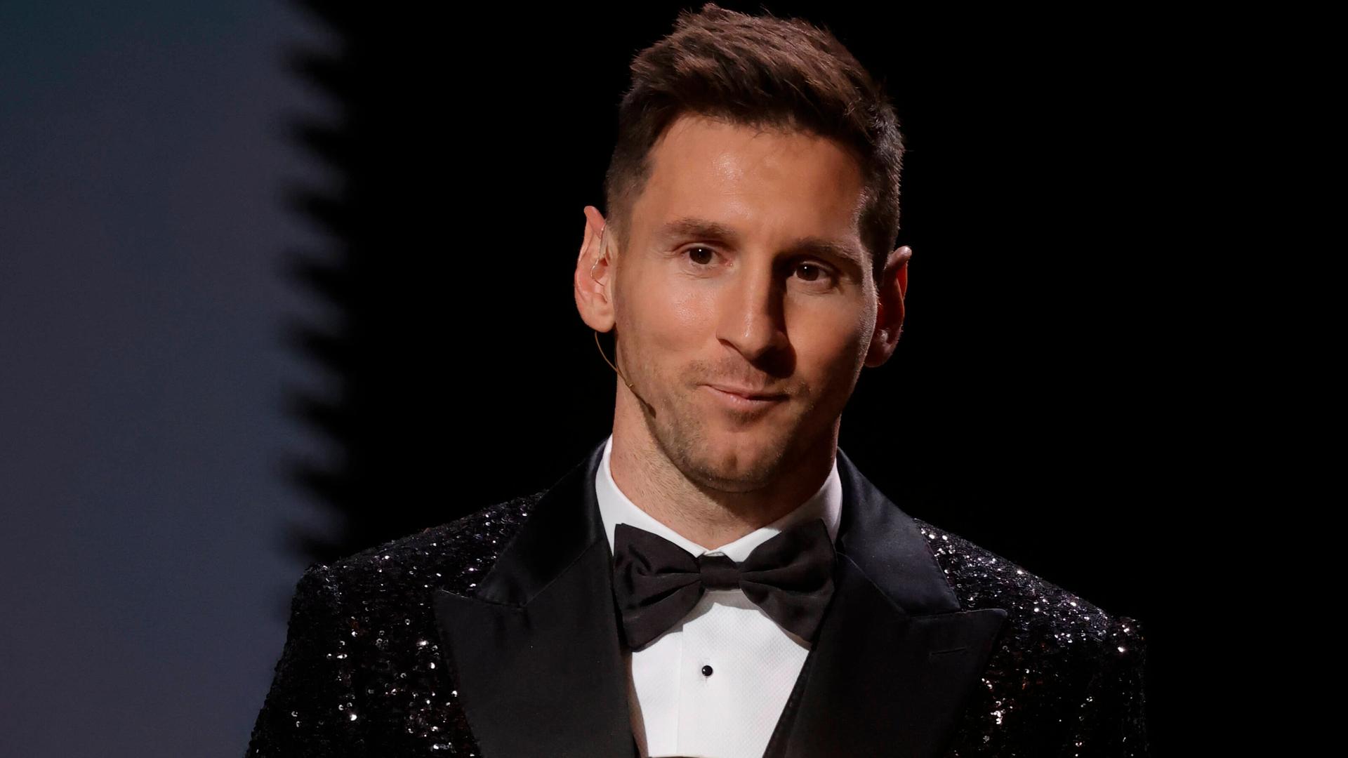 Der argentinische Fußball-Spieler Lionel Messi hat den Preis "Ballon d'Or" bekommen.