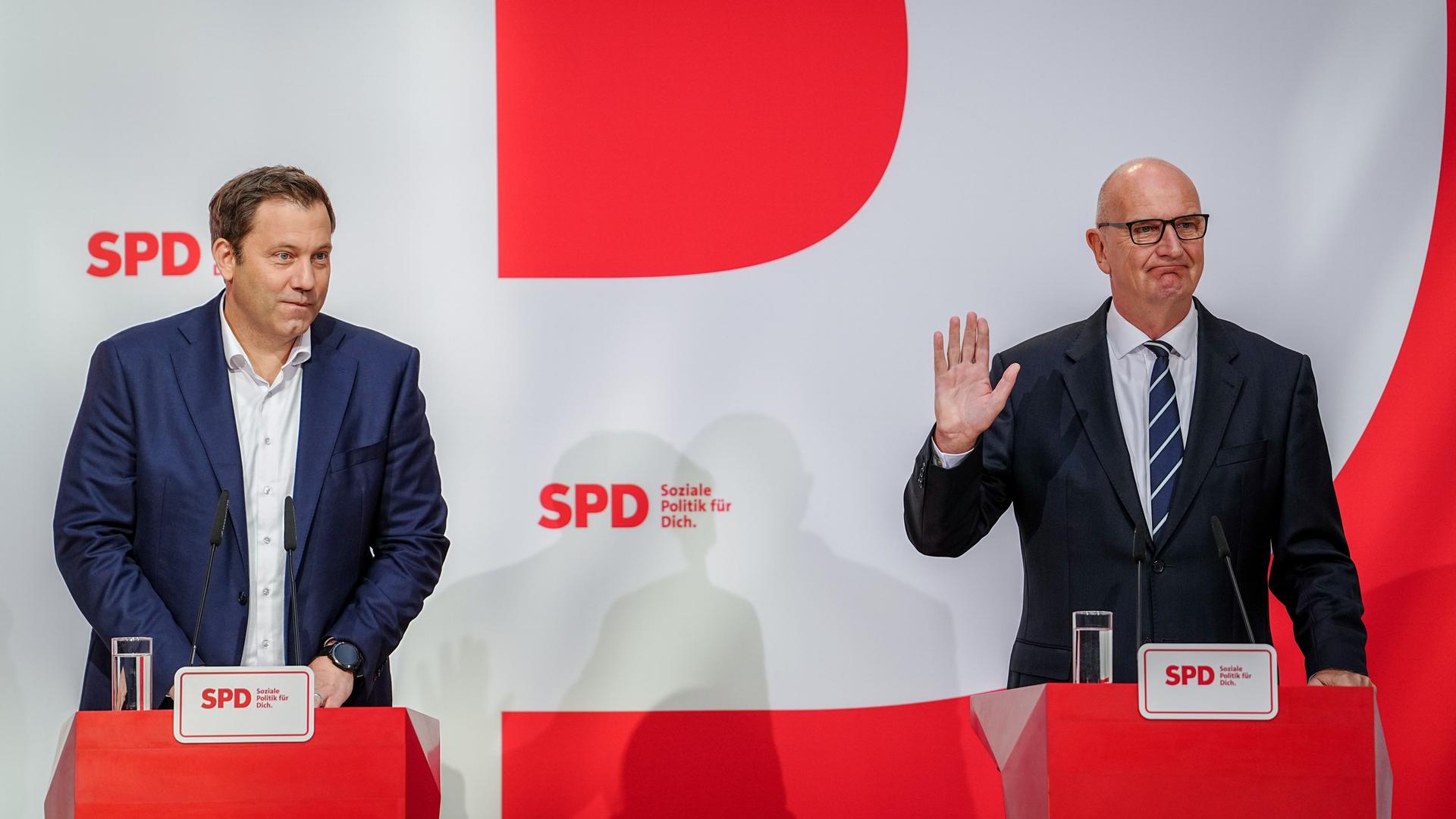 Dietmar Woidke (r, SPD), Ministerpräsident von Brandenburg, und Lars Klingbeil, SPD-Bundesvorsitzender, geben eine Pressekonferenz nach den Gremiensitzungen der Partei nach der Landtagswahl in Brandenburg.