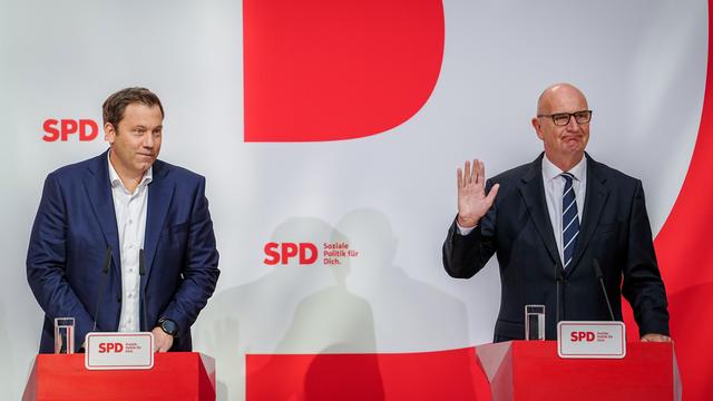 Dietmar Woidke (r, SPD), Ministerpräsident von Brandenburg, und Lars Klingbeil, SPD-Bundesvorsitzender, geben eine Pressekonferenz nach den Gremiensitzungen der Partei nach der Landtagswahl in Brandenburg.