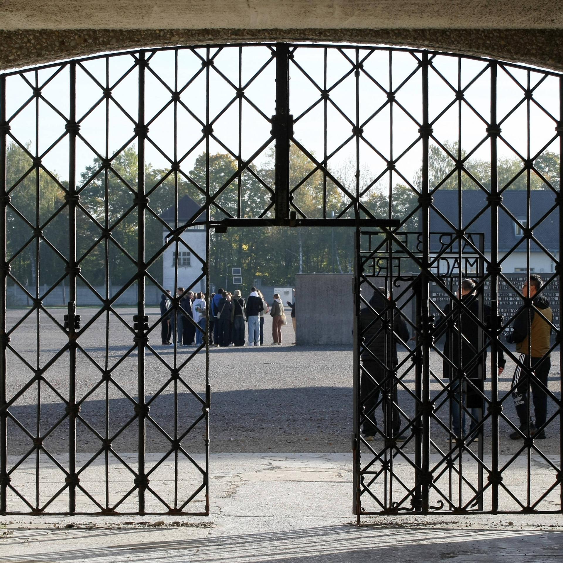 Besucher hinter dem Eingangstor an der KZ-Gedenkstätte Dachau.