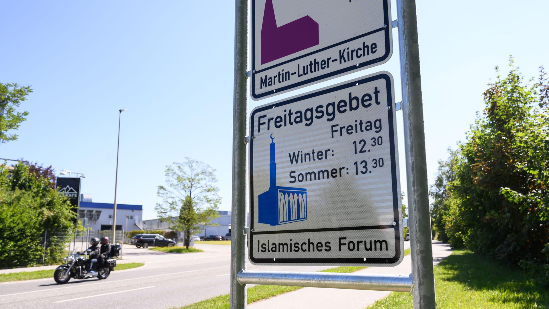 Ein Schild mit dem Hinweis auf das Freitagsgebet steht am Ortseingang.