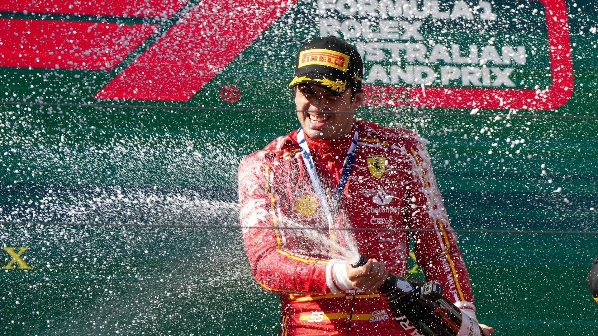 Carlos Sainz führt bei der Siegerehrung die traditionelle Champagner-Dusche durch.