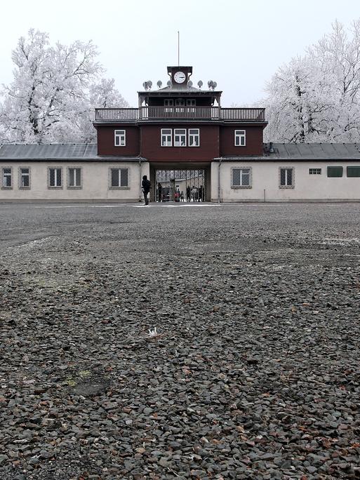 Blick auf das Torgebäude mit dem Lagertor zum ehemaligen KZ Buchenwald.