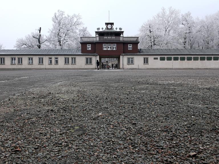Blick auf das Torgebäude mit dem Lagertor zum ehemaligen KZ Buchenwald.