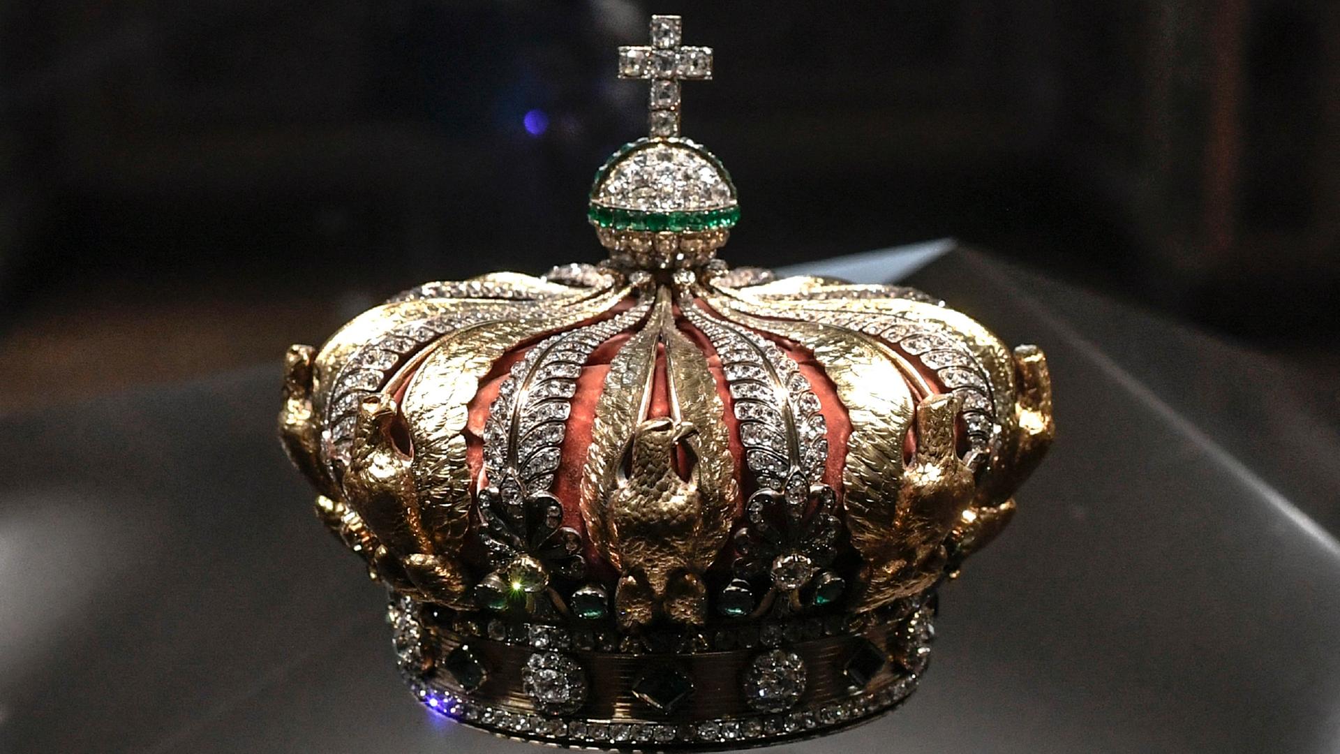 Die Krone der französischen Kaiserin Eugénie de Montijo, die in der Galerie Apollon im Louvre-Museum in Paris  ausgestellt wurde. Am Morgen des 19. Oktober 2025 brachen Diebe in den Louvre ein und flohen mit Schmuckstücken.