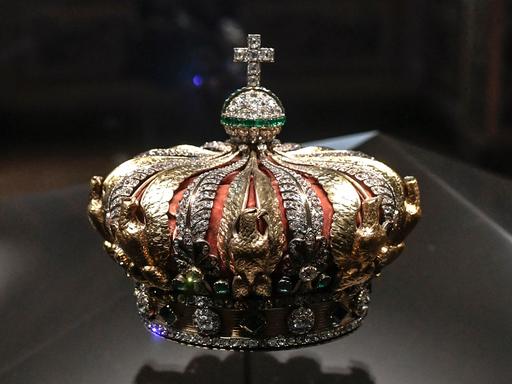 Die Krone der französischen Kaiserin Eugénie de Montijo, die in der Galerie Apollon im Louvre-Museum in Paris  ausgestellt wurde. Am Morgen des 19. Oktober 2025 brachen Diebe in den Louvre ein und flohen mit Schmuckstücken.