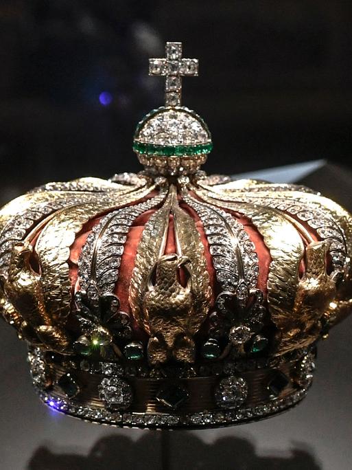 Die Krone der französischen Kaiserin Eugénie de Montijo, die in der Galerie Apollon im Louvre-Museum in Paris  ausgestellt wurde. Am Morgen des 19. Oktober 2025 brachen Diebe in den Louvre ein und flohen mit Schmuckstücken.