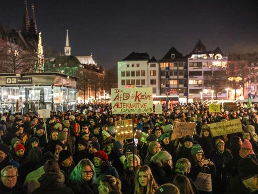 Demonstranten stehen auf dem Heumarkt in Köln. Zahlreiche Menschen sind zu einer Demonstration des "Bündnisses gegen Rassismus" in Köln zusammengekommen .
