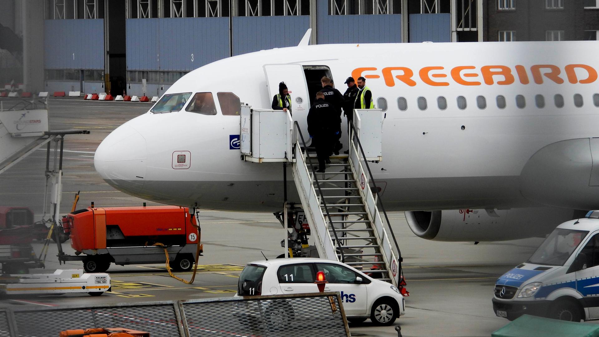 Abschiebung einer zweistelligen Zahl von Personen, die vom Hamburger Flughafen aus in den Irak mit der türkischen Fluggesellschaft Freebird geflogen werden. Am 11. Juni 2024 fand eine Sammelabschiebung von abgewiesenen Asylbewerbern in den Irak statt. Sie wurden mit einem starken Polizeiaufgebot von der Öffentlichkeit abgeschirmt.