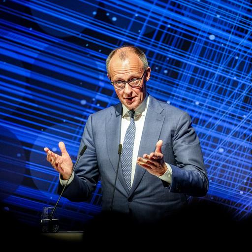 Berlin: Bundeskanzler Friedrich Merz (CDU) spricht beim Jahresempfang 75 Jahre Bundesverband deutscher Banken e.V. und gestikuliert. 