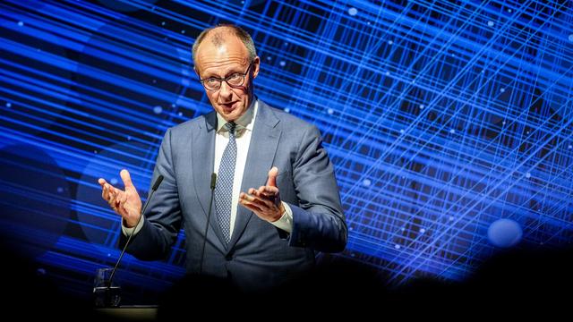 Berlin: Bundeskanzler Friedrich Merz (CDU) spricht beim Jahresempfang 75 Jahre Bundesverband deutscher Banken e.V. und gestikuliert. 