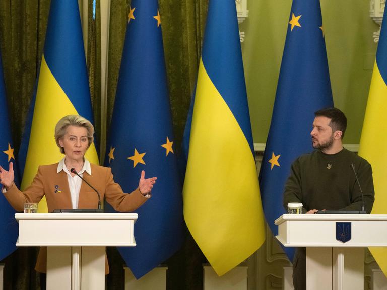 Kiew: Wolodymyr Selenskyj (r), Präsident der Ukraine, und Ursula von der Leyen, Präsidentin der Europäischen Kommission, sprechen mit Journalisten.