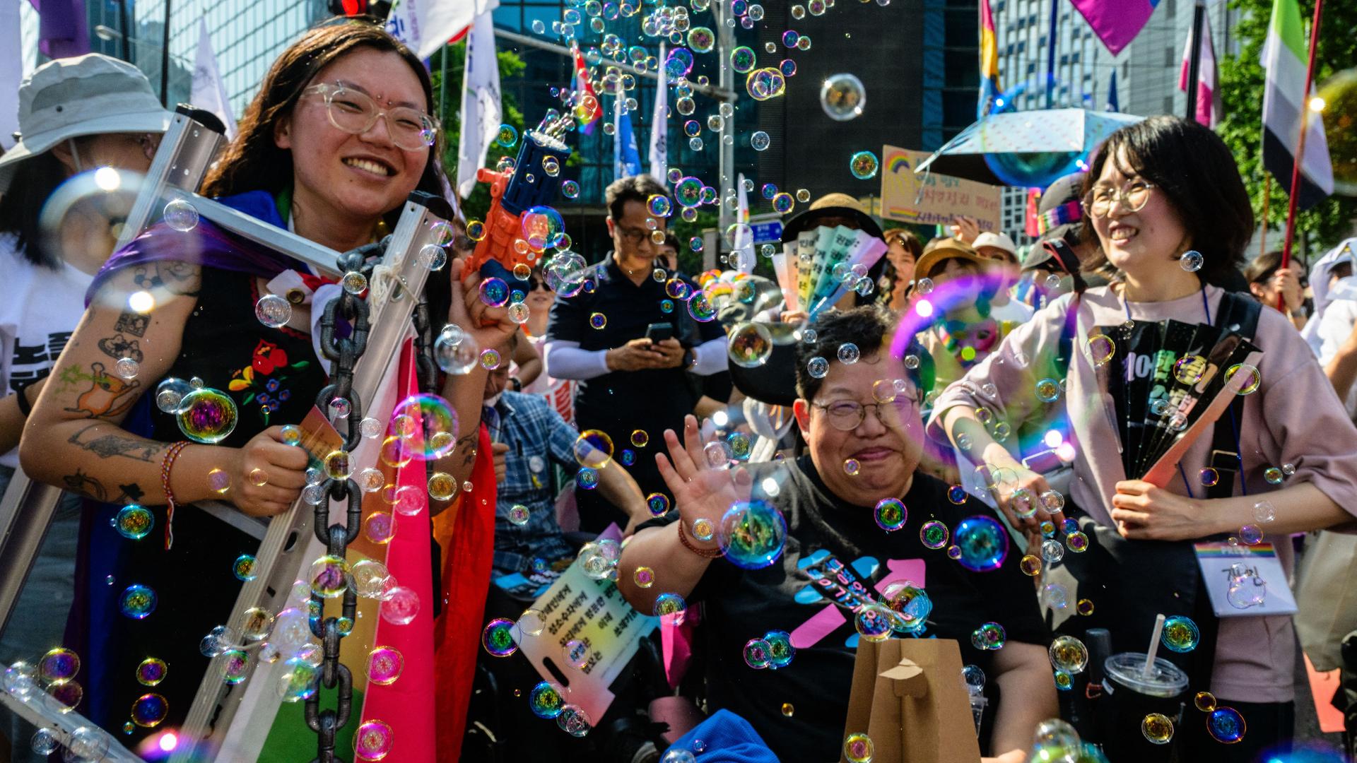 Teilnehmerinnen und Teilnehmer der Pride-Parade in Seoul, Südkorea