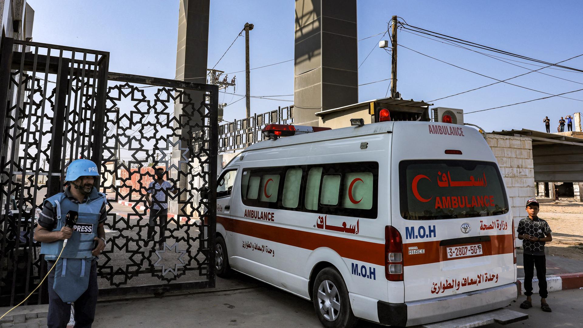 Ein Journalist sieht dabei zu, wie ein Krankenwagen aus dem Gazastreifen die Grenze nach Ägypten passiert.
