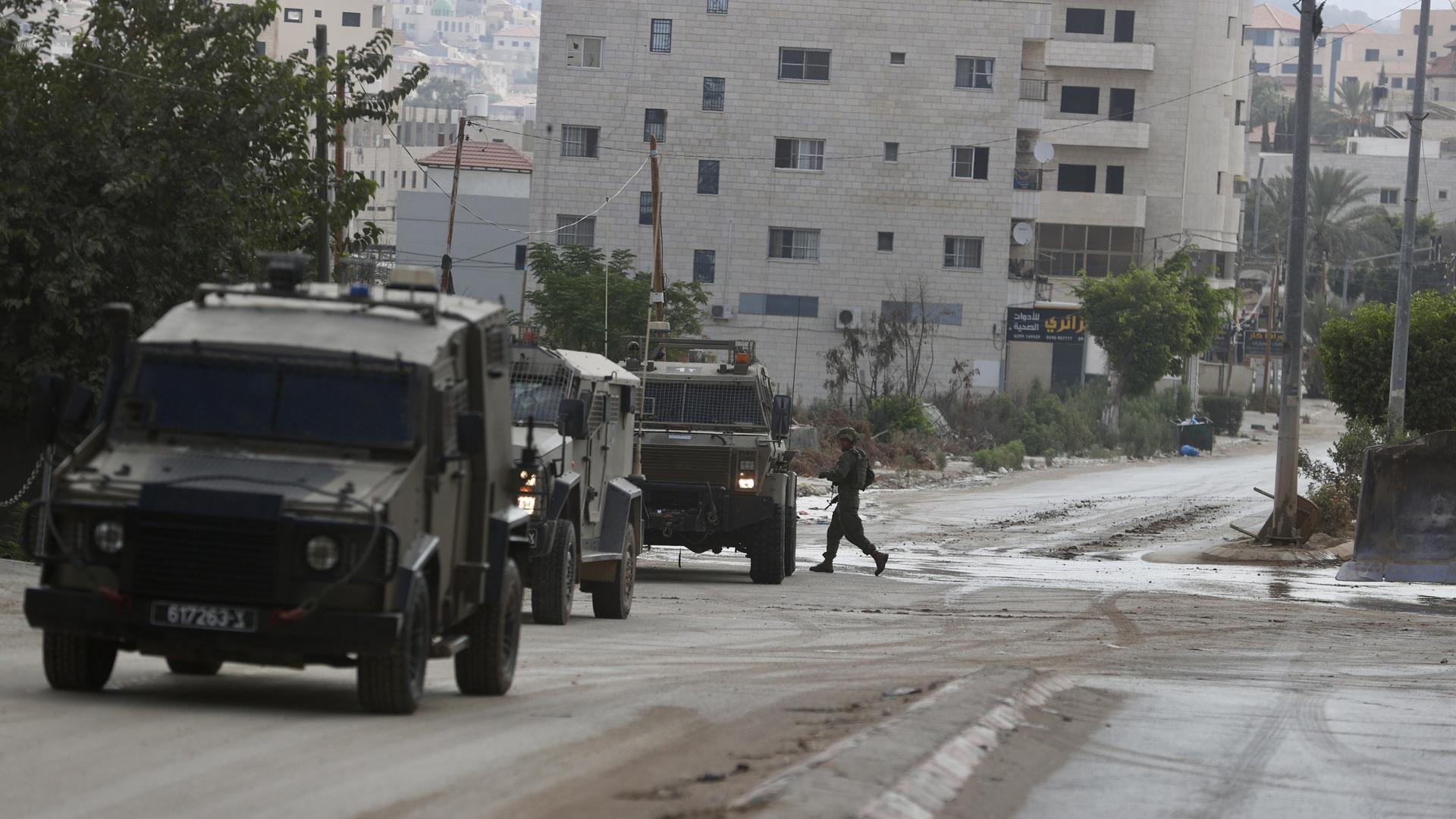 Israelische Militärfahrzeuge auf einer Straße in Tulkarm im Gazastreifen.