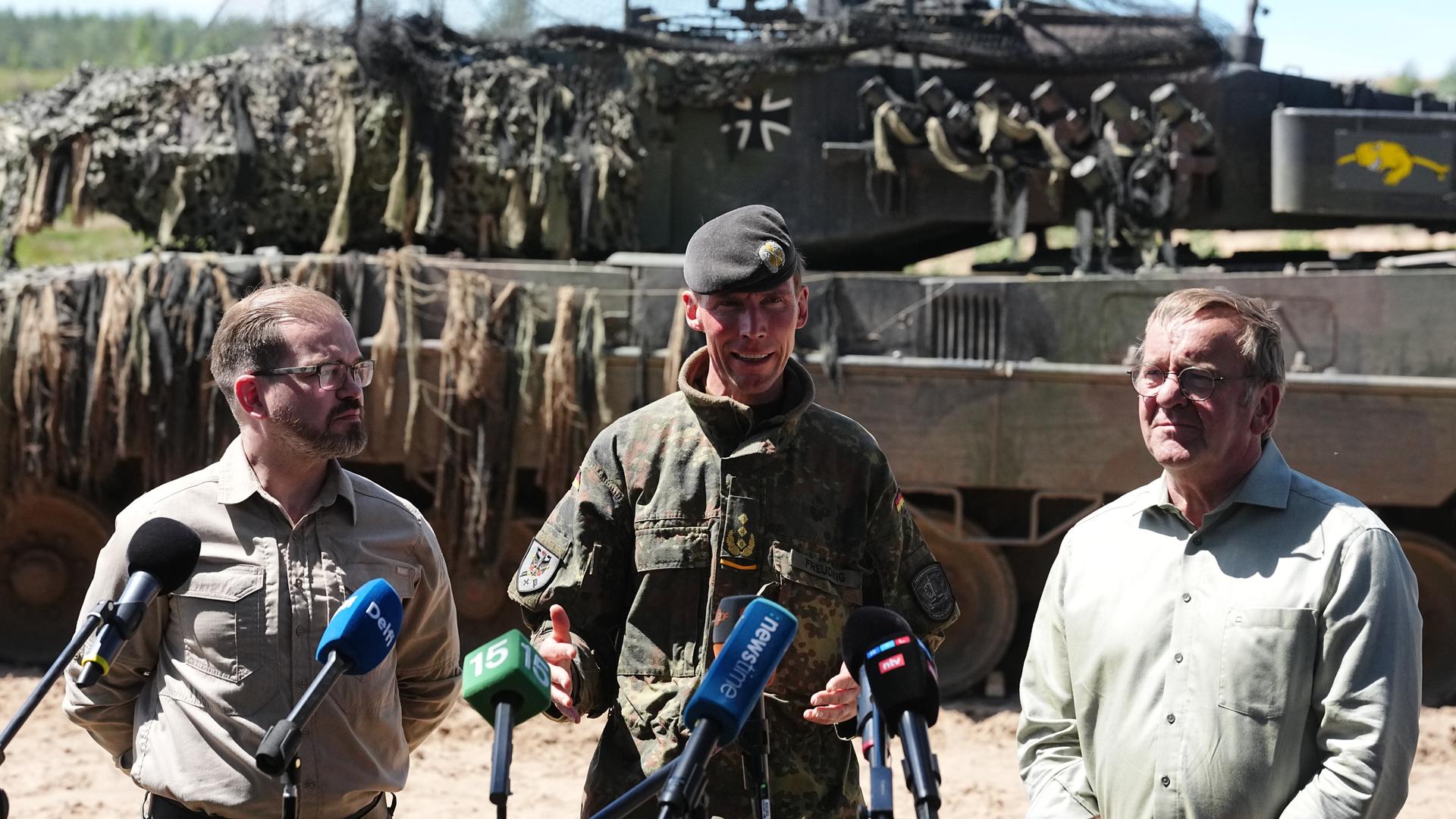 Robertas Kaunas, Verteidigungsminister von Litauen (l-r), Christian Freuding, Generalleutnant, und Boris Pistorius (SPD), Bundesminister der Verteidigung, geben bei der ersten Übung der stationierten Panzerbrigade 45 der Bundeswehr eine Pressekonferenz. 