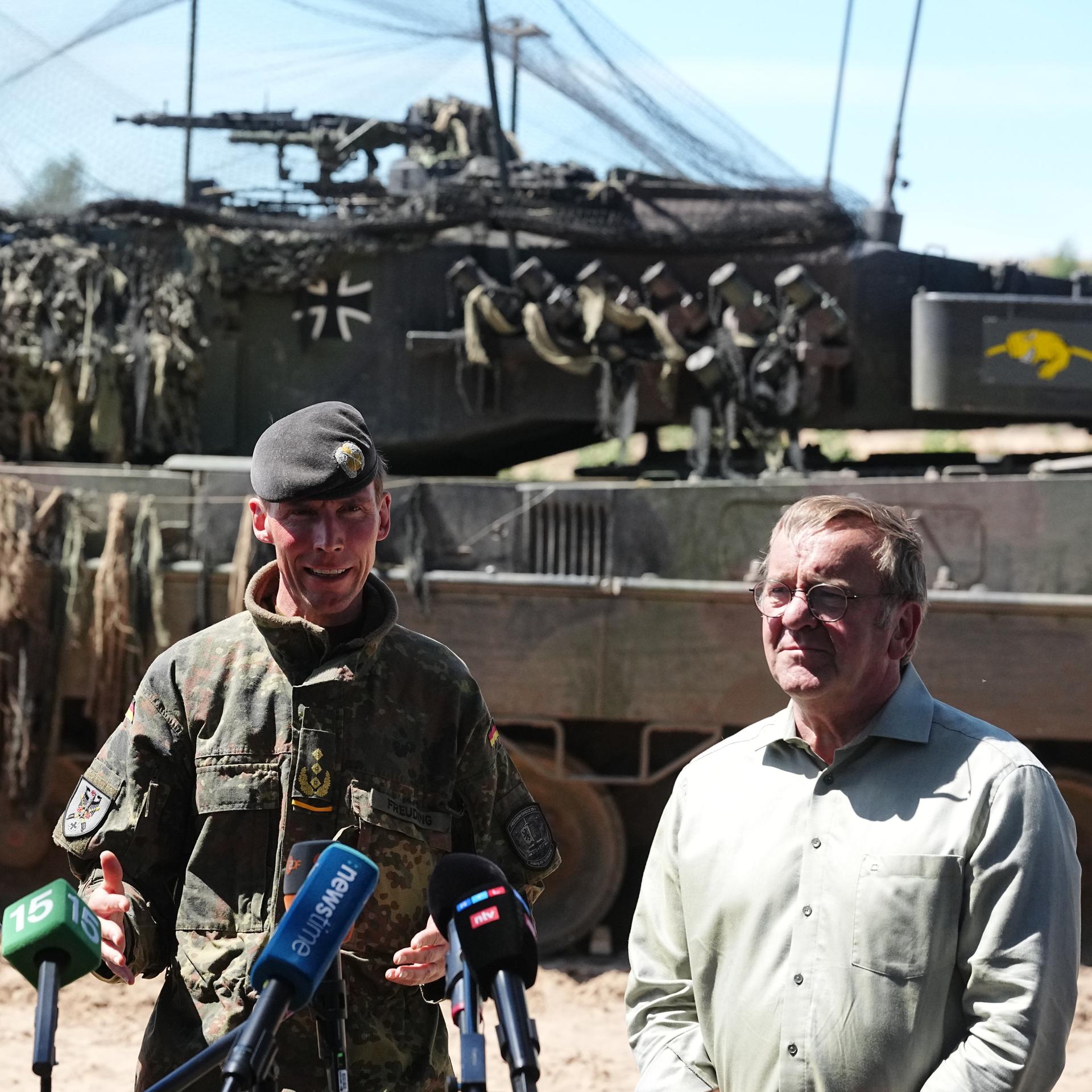 Robertas Kaunas, Verteidigungsminister von Litauen (l-r), Christian Freuding, Generalleutnant, und Boris Pistorius (SPD), Bundesminister der Verteidigung, geben bei der ersten Übung der stationierten Panzerbrigade 45 der Bundeswehr eine Pressekonferenz. 