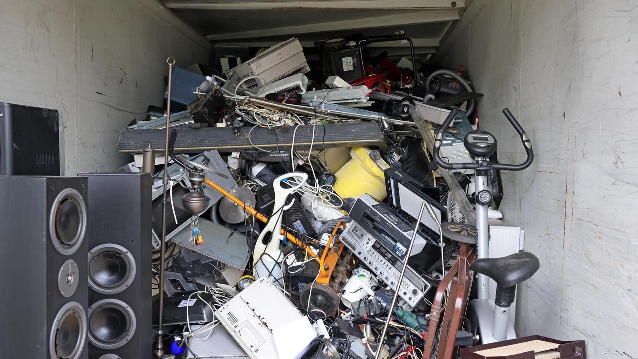 Elektroschrott türmt sich auf einem Werkstoffhof (Archivbild).
