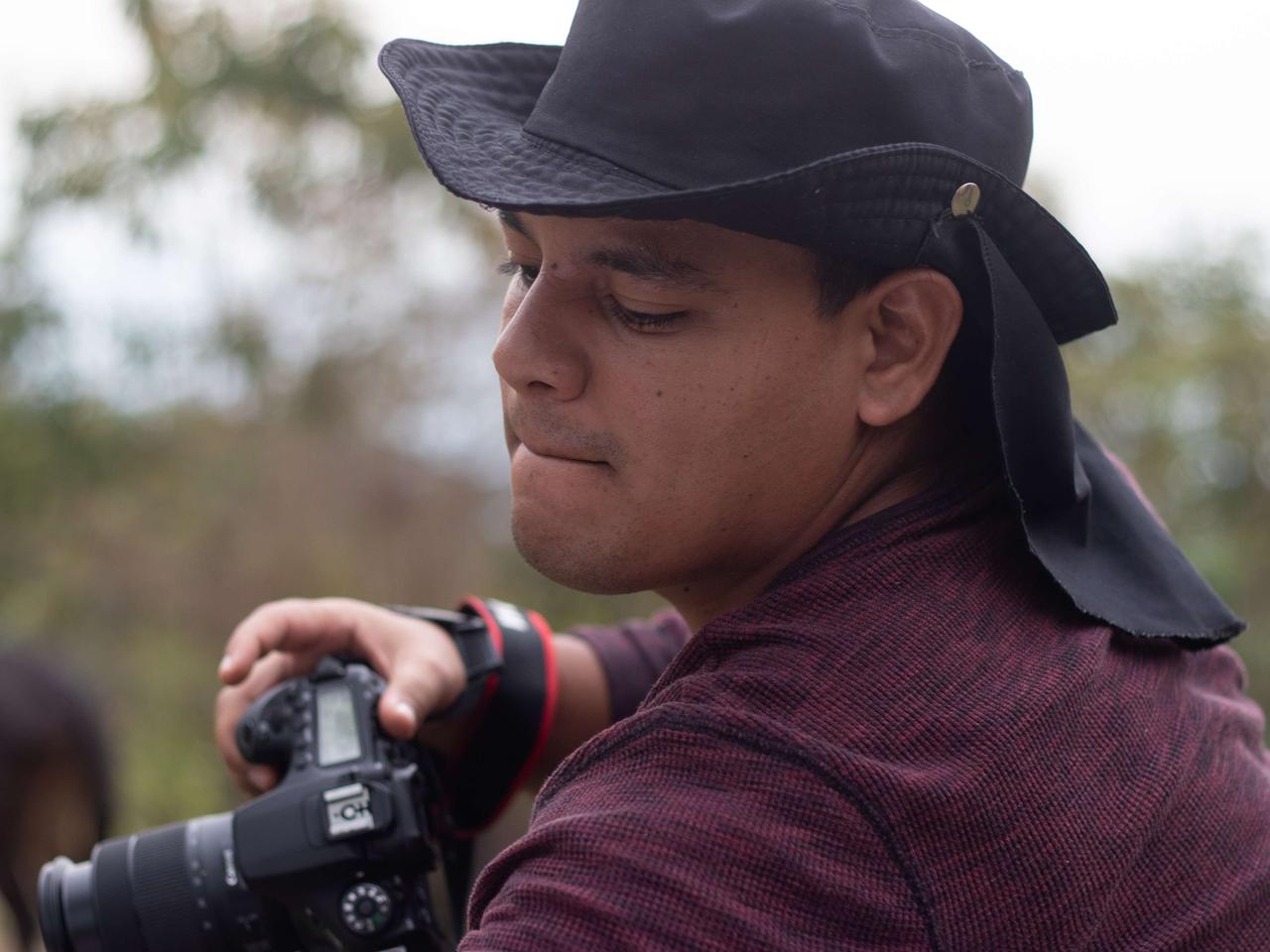 Lucho (Luis Fontalvo Ramos) mit Kamera in der Hand.