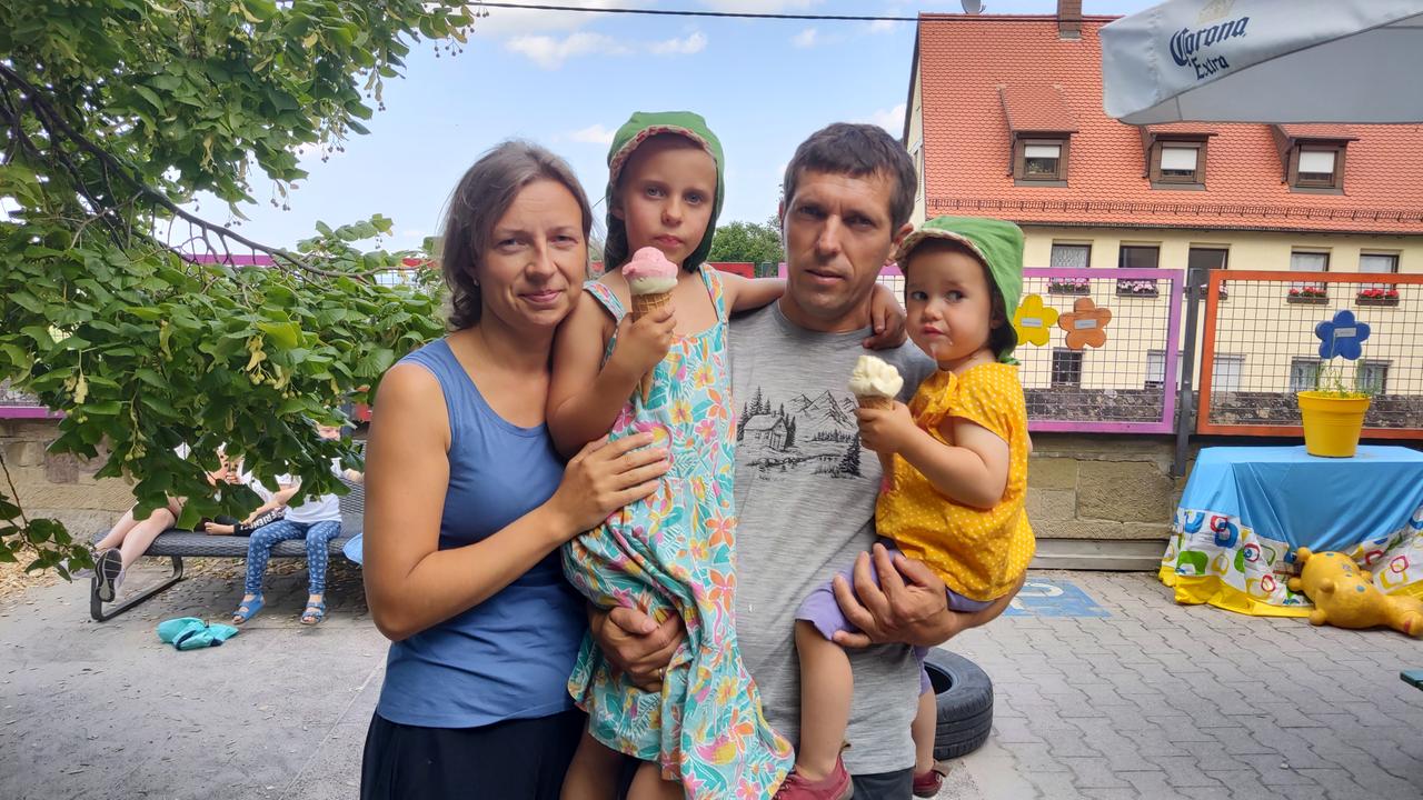 Liuba Melnitschuk und Mykola Tymoshchuk mit ihren beiden Töchtern. 