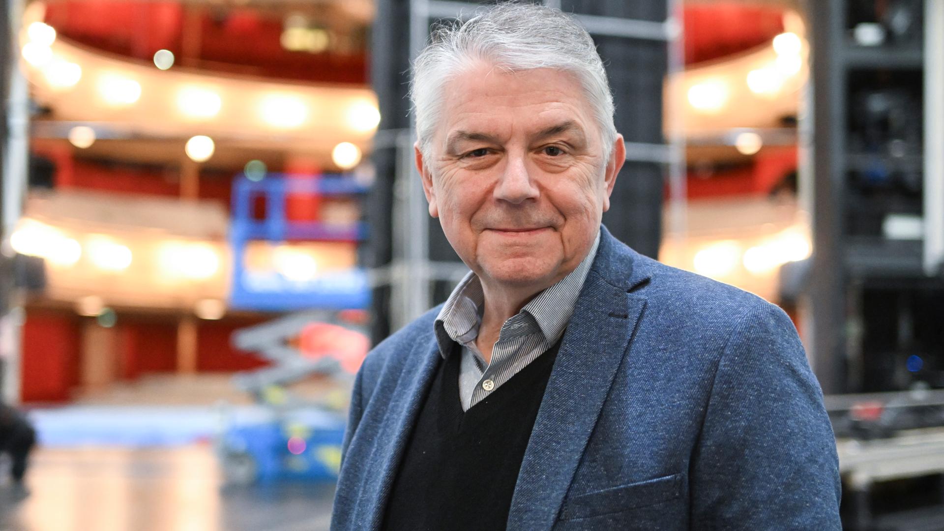 Intendant Ulrich Khuon steht auf der Bühne des Deutschen Theaters. Intendant Ulrich Khuon steht auf der Bühne des Deutschen Theaters.