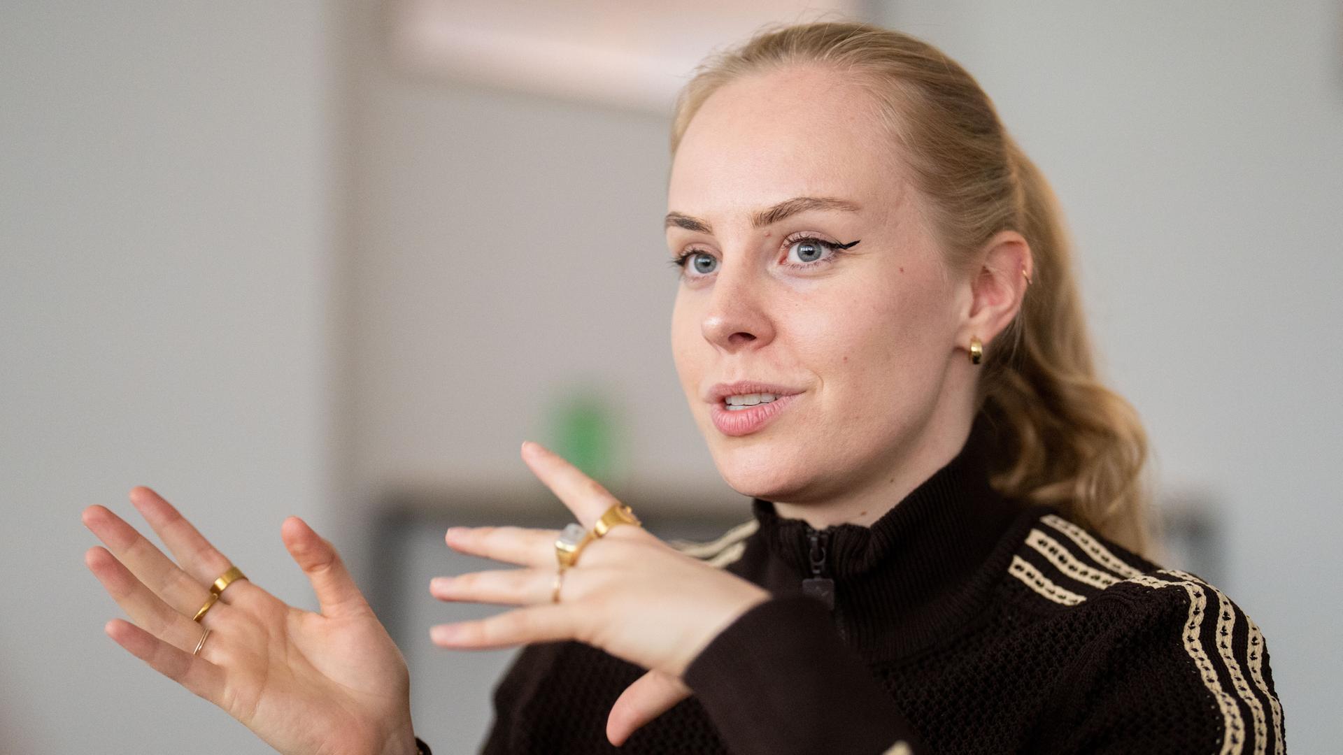 Porträt der Poetry-Artistin und Bestsellerautorin Clara Lösel, die gestikuliert Porträt der Poetry-Artistin und Bestsellerautorin Clara Lösel, die gestikuliert