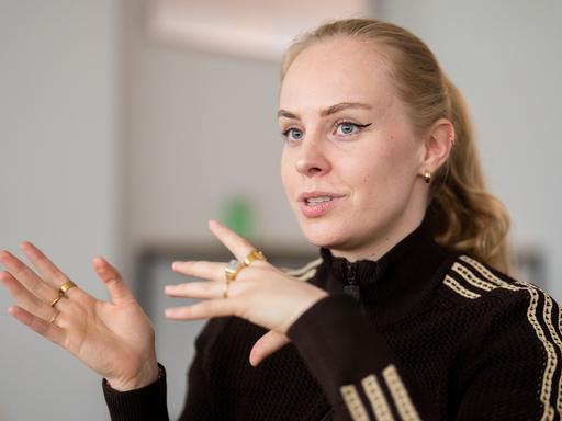 Porträt der Poetry-Artistin und Bestsellerautorin Clara Lösel, die gestikuliert
