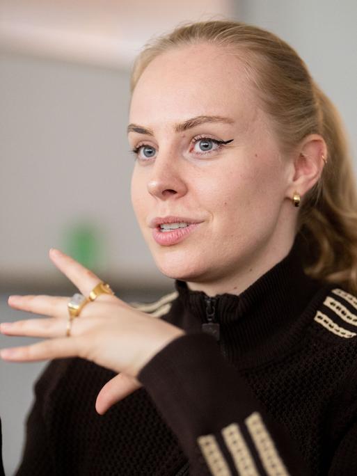 Porträt der Poetry-Artistin und Bestseller-Autorin Clara Lösel, die gestikuliert Porträt der Poetry-Artistin und Bestseller-Autorin Clara Lösel, die gestikuliert