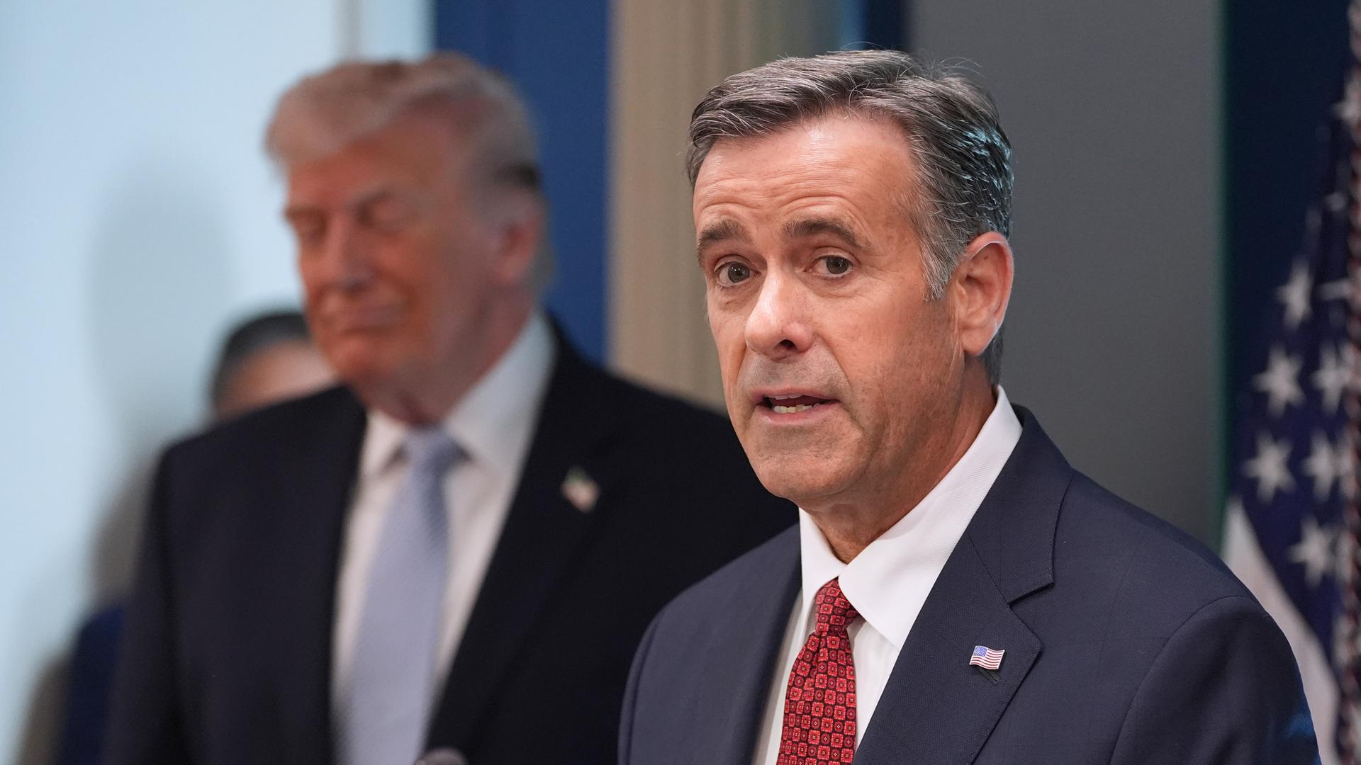 USA, Washington: CIA-Direktor John Ratcliffe (r) spricht in Anwesenheit von US-Präsident Donald Trump im James Brady Press Briefing Room im Weißen Haus. 