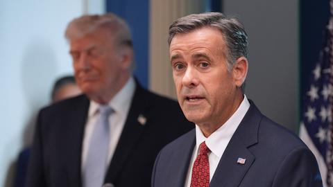 USA, Washington: CIA-Direktor John Ratcliffe (r) spricht in Anwesenheit von US-Präsident Donald Trump im James Brady Press Briefing Room im Weißen Haus. 