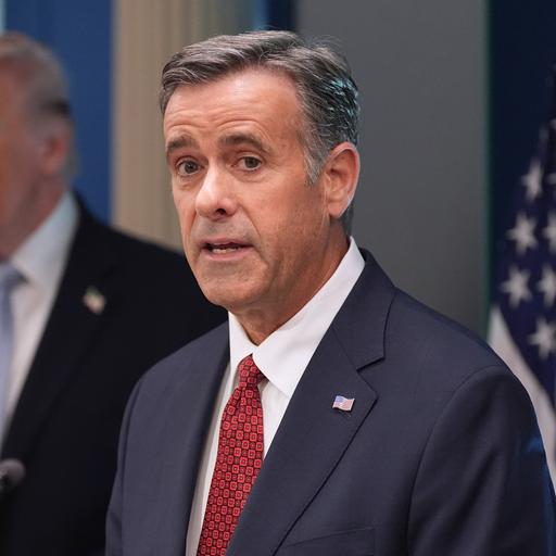 USA, Washington: CIA-Direktor John Ratcliffe (r) spricht in Anwesenheit von US-Präsident Donald Trump im James Brady Press Briefing Room im Weißen Haus. 