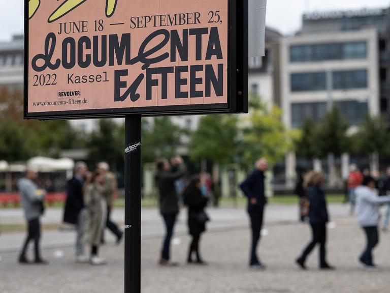 September 2022: Besucher stehen hinter einem Veranstaltungsplakat der documenta 15 am Eingang zum Museum Fridericianum in einer Schlange. 